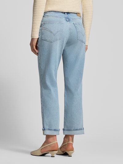 Vrouwenmodel draagt Jeans mit Aufschlag Modell 'Colorado Mai' van MOS MOSH in lichtblauw, regular fit, katoenmix met lyocell, zakken, productdetails, volledige lichaamsaanzicht achteraan.