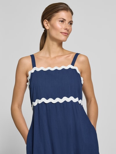 Frauenmodel trägt Midikleid mit Karree-Ausschnitt und Wellensaum von Apricot in Dunkelblau mit weißem Wellensaum, Reine Baumwolle, Taillierter Schnitt, Breite, verstellbare Träger, Nahaufnahme Oberkörper.