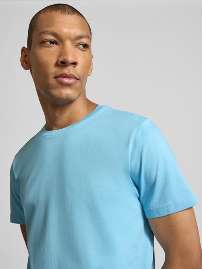 Männermodel trägt T-Shirt mit Rundhalsausschnitt von Christian Berg Men, lichtblauw, regular fit, zuiver katoen, close-up bovenlichaam.