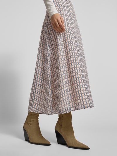 Frauenmodel trägt Midirock im Allover-Look von Jake*s Collection, A-Linie, geometrisches Muster in Beige und Blau, Nahaufnahme Unterkörper.