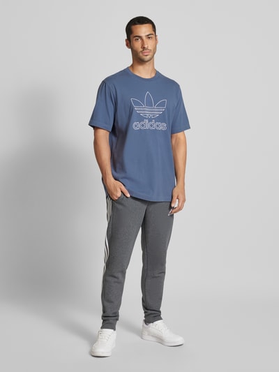 ADIDAS SPORTSWEAR T-Shirt mit Label-Stitching und Rundhalsausschnitt Rauchblau 1