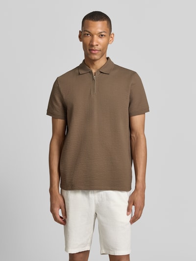 Männermodel trägt Regular Fit Poloshirt mit Strukturmuster von MCNEAL im Braunton, Baumwoll-Mix, Reißverschluss, Kurzärmelig, Ganzkörperansicht von vorne. Rückenlänge bei Größe M: 70 cm.