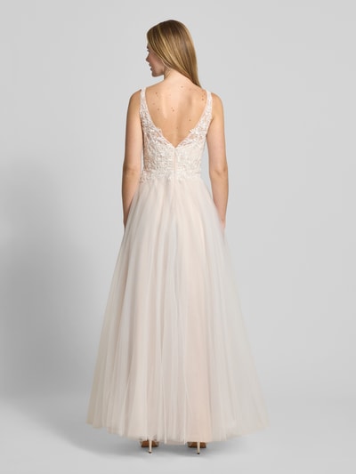 Frauenmodel trägt Brautkleid mit floralem Spitzenbesatz von Mascara, Tüll, taillierte Passform, Maxilänge, Ganzkörperansicht Rückansicht.