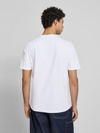 Männermodel trägt Herren T-Shirt von Regular Fit T-Shirt-Set aus Baumwoll-Mix Modell 'NAOLO' im 2er-Pack von HUGO in Optik: Unifarben, Passform: Regular-Fit, Label-Print, Rundhals, Ärmelform: Kurzarm, Materialverarbeitung: Jersey, Material: Baumwoll-Mix, Ganzkörperansicht Rückansicht.