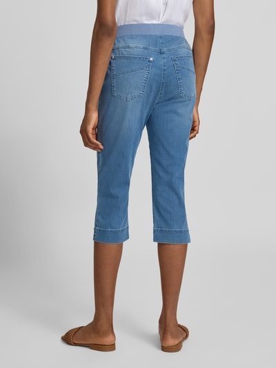 Frauenmodel trägt Slim Fit Caprihose aus Baumwoll-Mix von Raphaela By Brax, unifarben, elastischer Bund, Ganzkörperansicht Rückansicht.