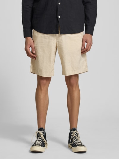 Männermodel trägt Shorts mit Tunnelzug Modell 'JAIDEN' von Jack & Jones aus Baumwoll-Leinen-Mix Regular-Fit, Nahaufnahme Oberschenkel.