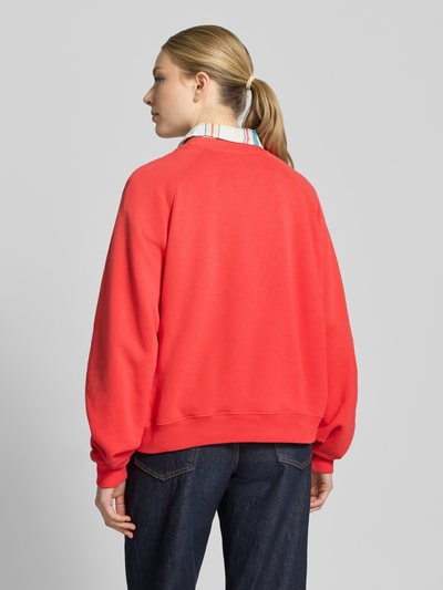 Frauenmodel trägt Regular Fit Sweatshirt aus Baumwoll-Mix von Polo Ralph Lauren, Optik: Unifarben in Rot, Sweat, Logo-Stitching, Ganzkörperansicht Rückansicht.