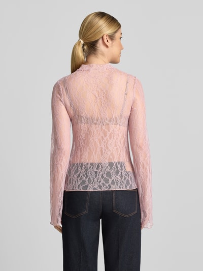Vrouwenmodel draagt Slim Fit Bluse in Kantlook van comma, lichtroze, Opstaande kraag, met lange mouwen, ruglengte maat 36: 52 cm, Ganzkörperansicht Rückansicht.