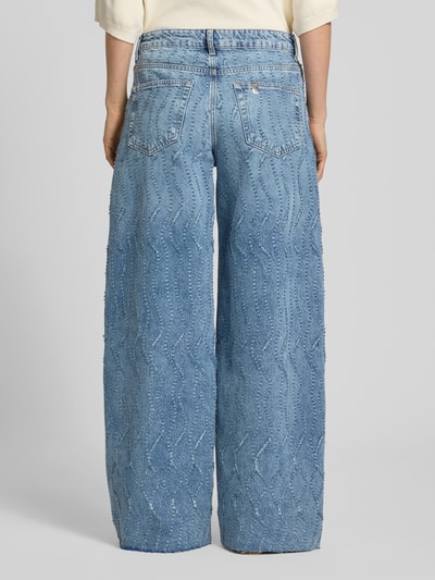 Vrouwenmodel draagt Wide Leg Jeans im Allover-Look model 'FLARE' van Liu Jo White uit puur katoen, bandwijdte maat 27: 39 cm, binnenbeenlengte maat 27: 80 cm, all-over look, wide leg, flared, dames jeans, ganzlichaamsaanzicht achteraan.