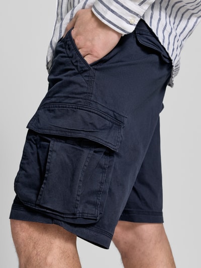 Männermodel trägt Shorts mit Cargotaschen Modell 'NEW 24' von GAP in Dunkelblau, Baumwoll-Elasthan-Mix, Nahaufnahme Oberschenkel.