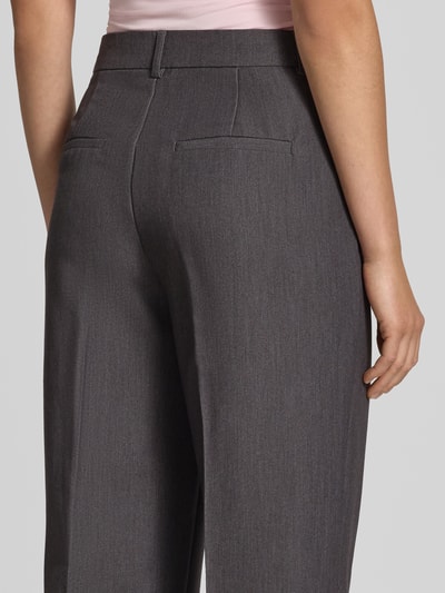 Frauenmodel trägt Weite Hose mit Viskose-Anteil Modell 'HATTIE-LANA' von ONLY in Dunkelgrau, strukturierte Oberfläche, Nahaufnahme Rückansicht, Damen Weite Hose von ONLY.