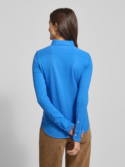 Vrouwenmodel draagt Hemdbluse mit Label-Stitching van Polo Ralph Lauren in blauw, slim fit, katoenen stof, rugaanzicht, Ganzkörperansicht Rückansicht.