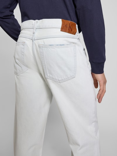 Männermodel trägt Straight Fit Jeans im Used-Look von Calvin Klein Jeans in hellem Denim, sichtbare Gesäßtaschen, Nahaufnahme Rückansicht.