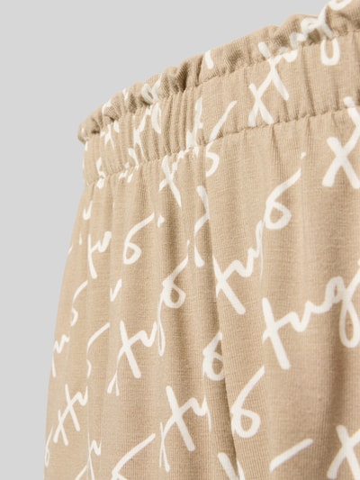 Frauenmodel trägt Comfort Fit Pyjama Shorts aus Modal-Mix mit Baumwoll-Anteil Modell 'NIKKA' von HUGO, Optik:Allover-Muster, Nahaufnahme Oberkörper.