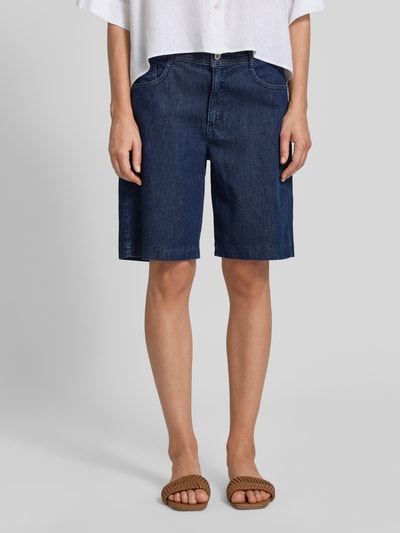Frauenmodel trägt Regular Fit Jeansshorts aus Baumwoll-Mix Modell 'MAINE B' von Brax in Denim-Optik mit Label-Patch, 5-Pocket-Design, Ganzkörperansicht von vorne.