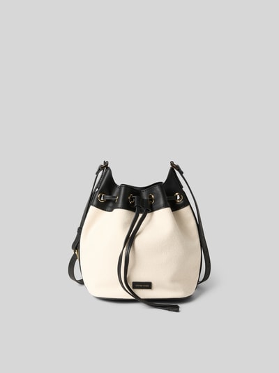 Produktfoto, Bucket Bag mit Logo-Patch von Anine Bing in Creme mit schwarzem Strukturmuster, Hauptfach mit Tunnelzug, verstellbarer Schulterriemen, Reißverschlussfach auf der Innenseite, Breite 26 cm, Länge 26 cm, Tiefe 11 cm.