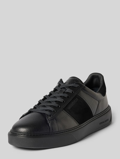 Produktfoto, Sneaker aus echtem Leder Modell 'Classic Court' von Woolrich, schwarze strukturierte Oberfläche, Kontrastbesatz mit Label-Schriftzug, runde Form, Schnürverschluss, strukturierte Sohle, Absatzhöhe 4 cm, Schafthöhe 8 cm, Schaftweite 9 cm