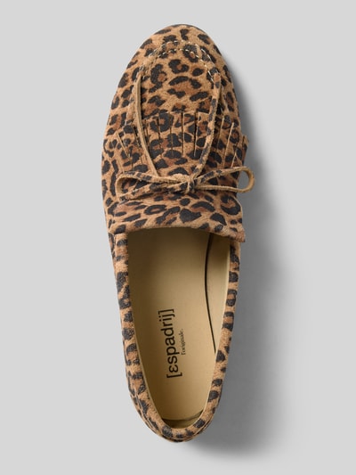 Produktfoto, Mokassins aus Leder im Allover-Look Modell 'MOCCASINS VELOUR LEO' von Espadrij, braunes Leopardenmuster, runde Form, strukturierte Wildleder-Textur, flacher 1 cm Absatz, Schafthöhe 7 cm, Schaftweite 13 cm.