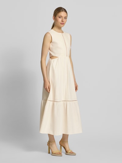 Frauenmodel trägt Midikleid aus Leinen-Mix mit Viskose-Anteil von JAKE*S STUDIO WOMAN, Taillierte Passform, Lochstitching, Rundhalsausschnitt, Ärmelloses-Design, Cremefarbe, glatte Textur, Ganzkörperansicht von vorne. Rückenlänge bei Größe 36: 128 cm, Brustweite: 41 cm.