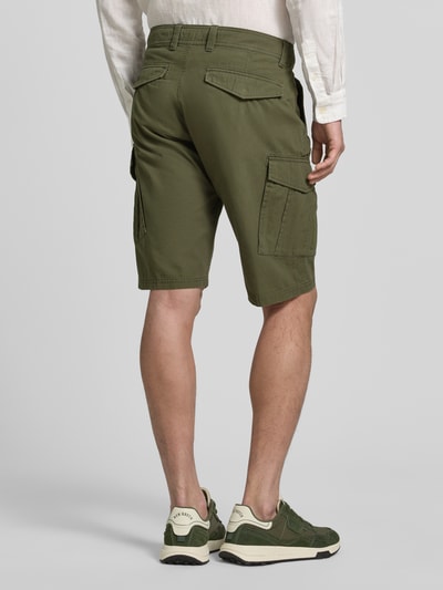 Męski model nosi Relaxed Fit Cargoshorts aus reiner Baumwolle Modell 'FILE' od s.Oliver RED LABEL, zielony, bawełniany materiał, widok całej sylwetki z tyłu.