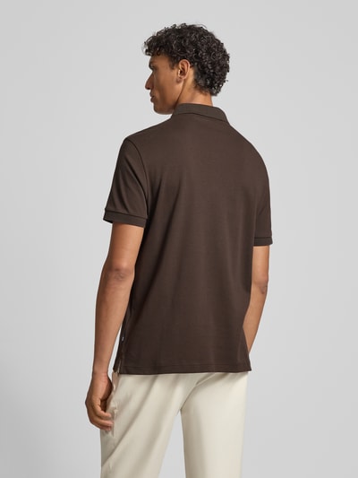 Männermodel trägt Modern Fit Poloshirt mit Logo-Stitching Modell 'Primo' von JOOP! Collection in Braun, Rückenansicht, Baumwolle, kurze Ärmel.