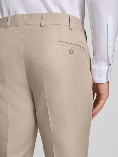 Männermodel trägt Anzughose mit Bügelfalte und Eingrifftaschen von Wilvorst, Material-Mix mit Woll-Anteil, Straight, Detailaufnahme Rückansicht.