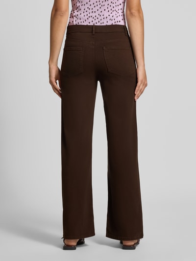 Frauenmodel trägt Wide & Loose Fit Jeans Baumwoll-Mix Modell 'MADISON' von ONLY in Dunkelbraun, glatte Textur, Ganzkörperansicht Rückansicht, Damen Wide & Loose Fit Jeans von ONLY