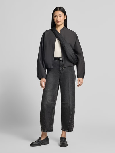 Frauenmodel trägt Regular Fit Barrel Jeans aus Baumwoll-Mix Modell 'ELLY' von ANGELS in dunklem Grau, Damen Barrel Jeans, Ganzkörperansicht von vorne.