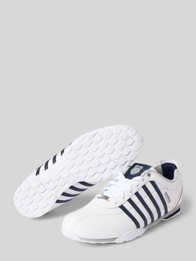 Produktfoto, białe sneakersy z powlekanej skóry z detalami z logo, zaokrąglony kształt, profilowana podeszwa, model 'Arvee 1.5' od K-SWISS, wiązanie, wysokość obcasa w rozmiarze 44: 1 cm, wysokość cholewki w rozmiarze 44: 9 cm, szerokość w rozmiarze 44: 9 cm