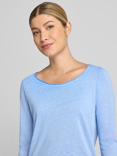 Vrouwenmodel draagt Regular Fit Langarmshirt aus Baumwoll-Mix van Smith and Soul in lichtblauw met ronde hals, kreukelzomen, katoenmengsel, lange mouw; Nahaufnahme bovenlichaam.
