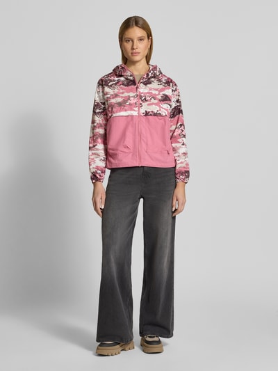 Frauenmodel trägt Regular Fit Jacke mit Kapuze Modell 'Spired Valley' von COLUMBIA in Rosa mit Camouflage-Muster, AufgesetzteTaschen, Ganzkörperansicht von vorne, Rückenlänge bei Größe S: 59 cm, Schulterbreite 42 cm, Brustweite 55 cm, Ärmellänge 60 cm.