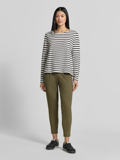 Frauenmodel trägt Sweatpants mit elastischem Bund Modell 'KATE' von ICHI in Khaki, Material-Mix mit Viskose-Anteil, verkürzte Passform, Ganzkörperansicht von vorne.