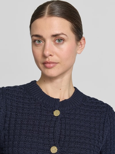 Frauenmodel trägt Slim Fit Cardigan in Strick-Optik von ROBE LÉGÈRE in Dunkelblau, Halbarm, Rundhalsausschnitt, Nahaufnahme Oberkörper.