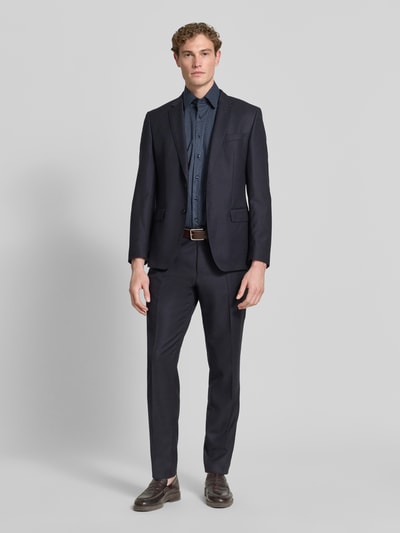 Männermodel trägt Comfort Fit Business Hemd mit Kentkragen von ETERNA in Dunkelblau, reine Baumwolle, Ganzkörperansicht von vorne. Rückenlänge bei Größe 40: 80 cm, Schulterbreite: 50 cm, Ärmellänge: 28 cm, Knopfleiste.
