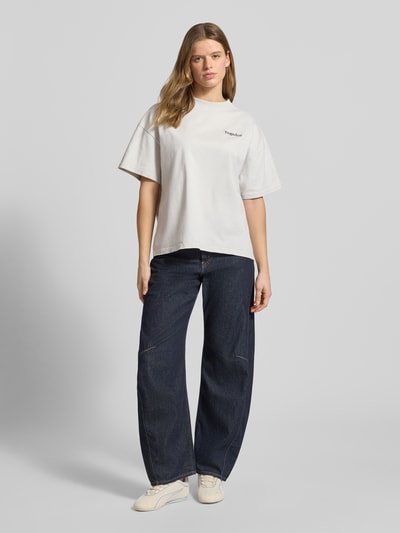 Kobiece modelka nosi damski t-shirt z bawełny, krój oversized, okrągły dekolt, wyhaftowane logo, Oversized T-Shirt mit Label-Stitching Modell 'MARIALVA' od Pegador, długość tyłu w rozmiarze S: 61 cm, widok całej sylwetki z przodu.