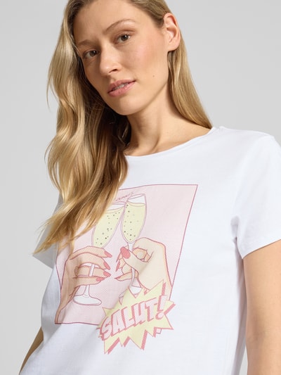 Modelka nosi T-Shirt aus reiner Baumwolle Modell 'CLINK EASY TEE' od Guess, biały kolor, prosty krój, okrągły dekolt, widok z przodu, zbliżenie na górną część ciała, długość pleców w rozmiarze S: 59 cm.