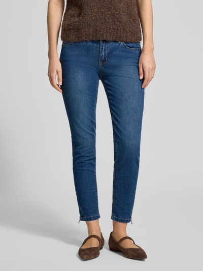 Vrouwenmodel draagt Cropped Jeans mit Eingrifftaschen van Buena Vista, slim fit, katoenmix met stretch, blauw, close-up van voren.