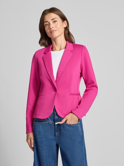 Frauenmodel trägt Blazer mit Viskose-Anteil Modell 'Rizetta' von b.young in Pink, taillierte Passform, Nahaufnahme Oberkörper.