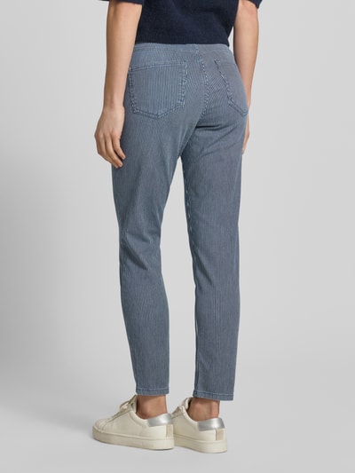Kobiece modelka nosi Slim Fit Jeans mit elastischem Bund Modell 'ORNELLA' von Angels, mieszanka bawełny z dodatkiem streczu, dopasowany krój, wpuszczane kieszenie, kieszenie z tyłu, szerokość w rozmiarze 36: 38 cm, długość wewnętrzna nogawki 67 cm, widok całej sylwetki z tyłu.