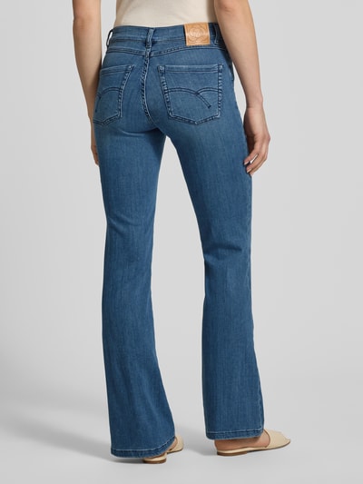 Männermodel trägt Bootcut Jeans mit Eingrifftaschen von Marella, mieszanka modalu, efekt znoszenia, wpuszczane kieszenie, Ganzkörperansicht Rückansicht