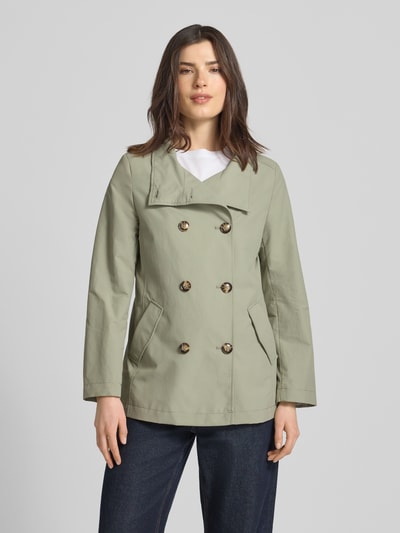 Frauenmodel trägt Regular Fit Jacke mit Stehkragen von Christian Berg Woman Selection in hellem Grün, Material-Mix mit Baumwoll-Anteil, doppelreihige Knopfleiste, Eingrifftaschen, Rückenlänge 68 cm, Schulterbreite 39 cm, Brustweite 50 cm, Ärmellänge 63 cm, Ganzkörperansicht von vorne.