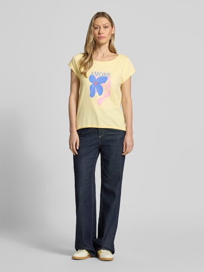 Frauenmodel trägt T-Shirt mit Motiv-Print und Rollsaum von Christian Berg Woman in Gelb, Gerader-Schnitt, Reine Baumwolle, Ganzkörperansicht von vorne.