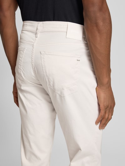 Männermodel trägt Hose mit Eingrifftaschen Modell 'Chuck' von Brax, Baumwoll-Mix mit Lyocell, Slim Fit, Nahaufnahme Rückansicht.