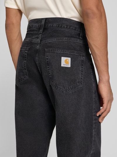 Mannenmodel draagt Straight Fit Jeans Model 'LANDON' van Carhartt Work In Progress in zwarte katoenmix, 5-pocketmodel, detailopname achterzijde, Bandwijdte maat 32: 43 cm, Binnenbeenlengte maat 32: 78 cm.