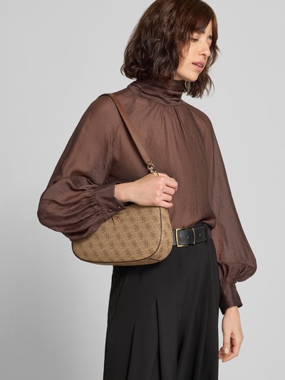 Frauenmodel trägt Shoulder Bag in Leder-Optik Modell 'Noelle' von GUESS mit Logo-Detail, braune Töne, Ganzkörperansicht von vorne. Hauptfach mit Reißverschluss, abnehmbarer Schulterriemen, Maße 30x18x6 cm, Länge Schulterriemen 66 cm.