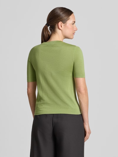 Vrouwenmodel draagt lichtgroene pullover van mix van wol, zijde en kasjmier Regular Fit Pullover aus Woll-Seiden-Kaschmir-Mix model 'TAPIOCA' van Weekend Max Mara, achterkant volledig lichaam