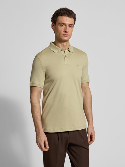 Männermodel trägt Regular Fit Poloshirt mit Logo-Stitching von Fynch-Hatton, beige, reine Baumwolle, Ganzkörperansicht von vorne.