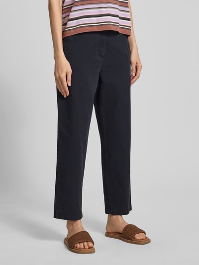 Frauenmodel trägt Chino mit Paspeltaschen am Gesäß von Jake*s Casual in Dunkelblau, Relaxed-Fit, mit Eingrifftaschen, verkürzte Passform, Bundweite 37 cm, Innenbeinlänge 68 cm, Ganzkörperansicht von vorne.