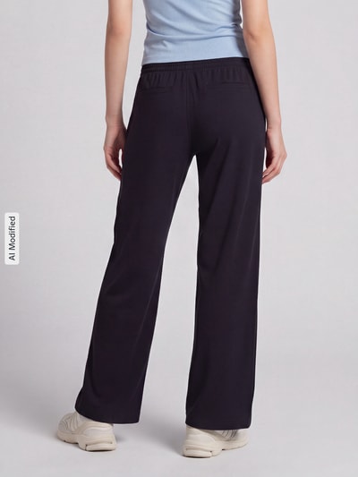 Frauenmodel trägt schwarze Wide Leg Sweathose mit Logo-Print von Under Armour, Damen Sweathose, glatte Struktur, Ganzkörperansicht Rückansicht, KI-modifiziertes Bild.