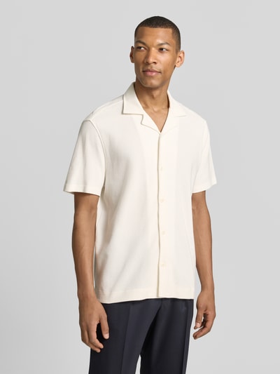Männermodel trägt Modern Fit Freizeithemd mit Reverskragen von Christian Berg Men in Creme, reine Bio-Baumwolle, Ganzkörperansicht von vorne.